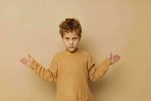 foto van jong jongen in een beige trui poseren pret levensstijl ongewijzigd