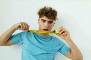 knap vent maatstaf in hand- in blauw t-shirts geïsoleerd achtergrond foto