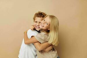 schattig elegant kinderen poseren met een kam kinderjaren ongewijzigd foto