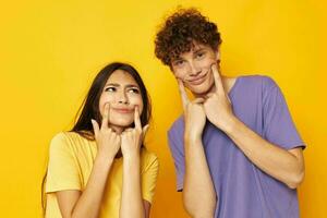 jong jongen en meisje gewoontjes kleren poseren emoties capriolen levensstijl ongewijzigd foto