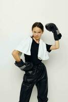 atletisch vrouw in zwart sport- uniform boksen handschoenen handdoek geschiktheid opleiding foto