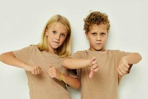 foto van twee kinderen gebaren met hun handen samen kinderjaren ongewijzigd