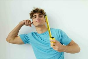 aantrekkelijk Mens blauw t-shirt meten plakband poseren levensstijl ongewijzigd foto