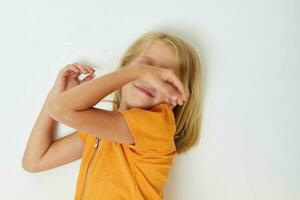 vrolijk weinig meisje in gewoontjes kleren kinderjaren studio foto