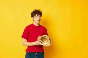 vent met rood gekruld haar- gewoontjes slijtage hoed poseren geel achtergrond ongewijzigd foto