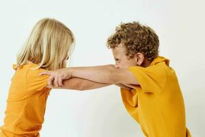 portret van schattig kinderen knuffelen mode kinderjaren vermaak licht achtergrond ongewijzigd foto