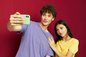 mooi hoor vent en meisje nemen een selfie poseren knuffel geïsoleerd achtergrond foto
