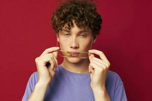 schattig roodharig vent in geel bril Purper t-shirt emoties jeugd stijl foto