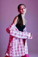 jong mooi vrouw plaid blazer mode poseren luxe roze achtergrond ongewijzigd foto