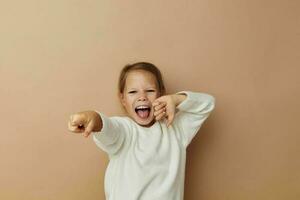 portret van gelukkig glimlachen kind meisje vreugde poseren emoties mode beige achtergrond foto