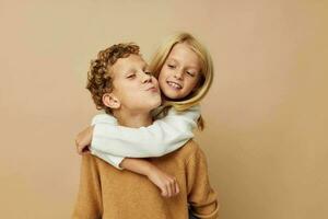 weinig jongen en meisje in truien samen pret kinderjaren ongewijzigd foto