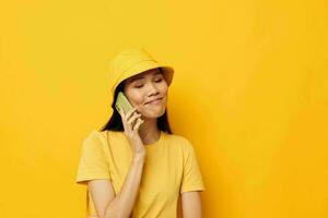 vrouw met Aziatisch uiterlijk Holding een telefoon poseren levensstijl technologie geïsoleerd achtergrond ongewijzigd foto