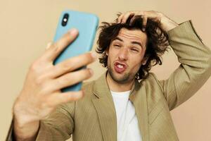 vrolijk Mens in een pak poseren emoties op zoek Bij de telefoon geïsoleerd achtergrond foto