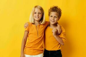 schattig peuter- kinderen gewoontjes slijtage spellen pret samen poseren Aan gekleurde achtergrond foto