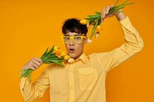 foto van romantisch jong vriendje in geel bril met een boeket van bloemen levensstijl ongewijzigd