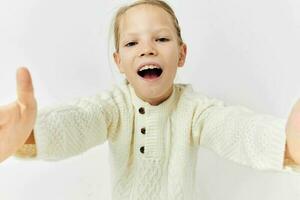 mooi jong meisje in een wit trui elegant kleren kinderjaren ongewijzigd foto