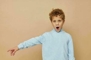 gekruld jongen kinderen stijl mode emoties geïsoleerd achtergrond foto