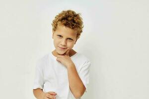 foto van jong jongen in een wit t-shirt poseren pret kinderjaren ongewijzigd