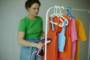 mooi meisje garderobe kleurrijk kleren jeugd stijl licht achtergrond ongewijzigd foto