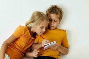 portret van schattig emoties tekening samen kladblok en potloden geïsoleerd achtergrond ongewijzigd foto