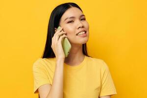 charmant jong Aziatisch vrouw telefoon communicatie pret gebruik levensstijl ongewijzigd foto