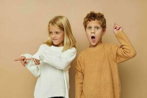 schattig elegant kinderen staand De volgende naar poseren emoties geïsoleerd achtergrond foto