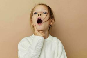 portret van gelukkig glimlachen kind meisje vreugde poseren emoties mode kinderjaren ongewijzigd foto