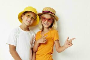 grappig kinderen jongen en meisje knuffelen mode kinderjaren foto