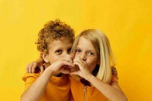 jongen en meisje gewoontjes slijtage spellen pret samen poseren Aan gekleurde achtergrond foto