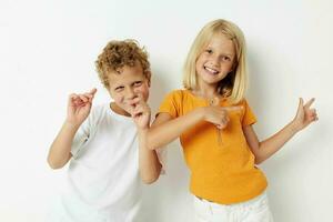 afbeelding van positief jongen en meisje gewoontjes kleren poseren emoties studio geïsoleerd achtergrond ongewijzigd foto