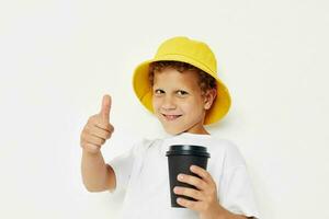 schattig jongen pratend Aan de telefoon met een zwart glas levensstijl ongewijzigd foto