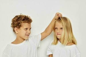 foto van twee kinderen in wit t-shirts zijn staand De volgende naar kinderjaren ongewijzigd