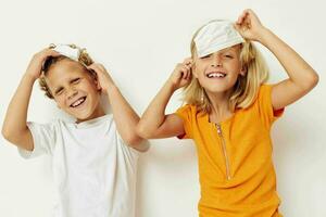 portret van schattig kinderen in medisch masker bescherming poseren grijns licht achtergrond foto