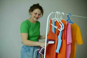 grappig meisje garderobe kleurrijk kleren jeugd stijl geïsoleerd achtergronden ongewijzigd foto