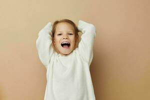portret van gelukkig glimlachen kind meisje kinderen stijl emoties pret geïsoleerd achtergrond foto