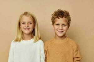 foto van twee kinderen staand De volgende naar poseren emoties geïsoleerd achtergrond