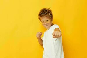 schattig jongen poseren gewoontjes slijtage emoties kleur achtergrond ongewijzigd foto