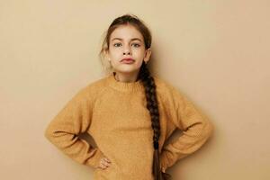 portret van gelukkig glimlachen kind meisje vreugde poseren emoties mode kinderjaren ongewijzigd foto