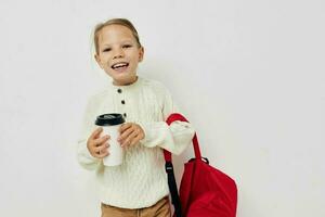 schattig meisje rood rugzak elegant kleren kinderjaren ongewijzigd foto