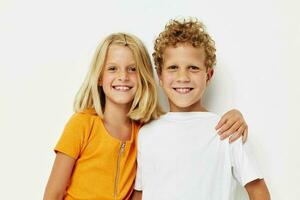 jongen en meisje Holding handen vriendschap pret kinderjaren foto