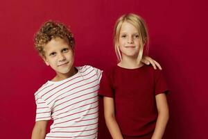 portret van schattig kinderen mooi zo humeur staand De volgende naar poseren Aan gekleurde achtergrond foto