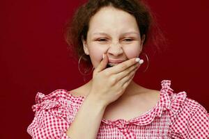 emotioneel vrouw in overhemd poseren studio rood achtergrond foto