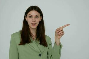 vrolijk vrouw met donker haar- groen blazer modern stijl foto