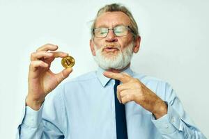 foto van gepensioneerd oud Mens in een overhemd met een stropdas financiën en investeringen bitcoin bijgesneden visie