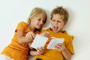 twee blij kinderen emoties tekening samen kladblok en potloden kinderjaren levensstijl ongewijzigd foto