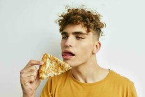aantrekkelijk Mens pizza tussendoortje snel voedsel levensstijl ongewijzigd foto