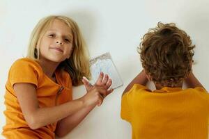 afbeelding van positief jongen en meisje kinderjaren vermaak tekening geïsoleerd achtergrond ongewijzigd foto