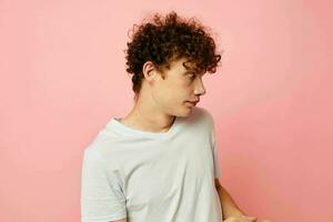 vent met rood gekruld haar- in wit t-shirt gewoontjes slijtage emoties geïsoleerd achtergrond ongewijzigd foto