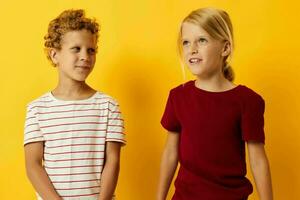 schattig elegant kinderen knuffelen mode kinderjaren vermaak geel achtergrond foto