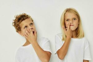 schattig elegant kinderen vriendschap poseren samen levensstijl ongewijzigd foto